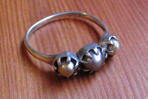  pearl ring 